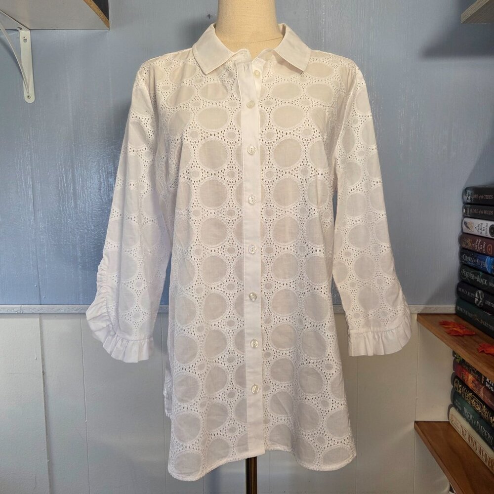 Isaac Mizrahi Size 8 White Scalloped 3/4 Semi Sheer Button Up Eyelet Blouse